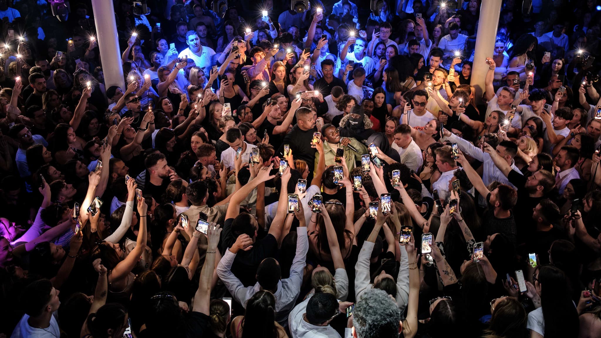 Projecteurs et fumée sur le dancefloor