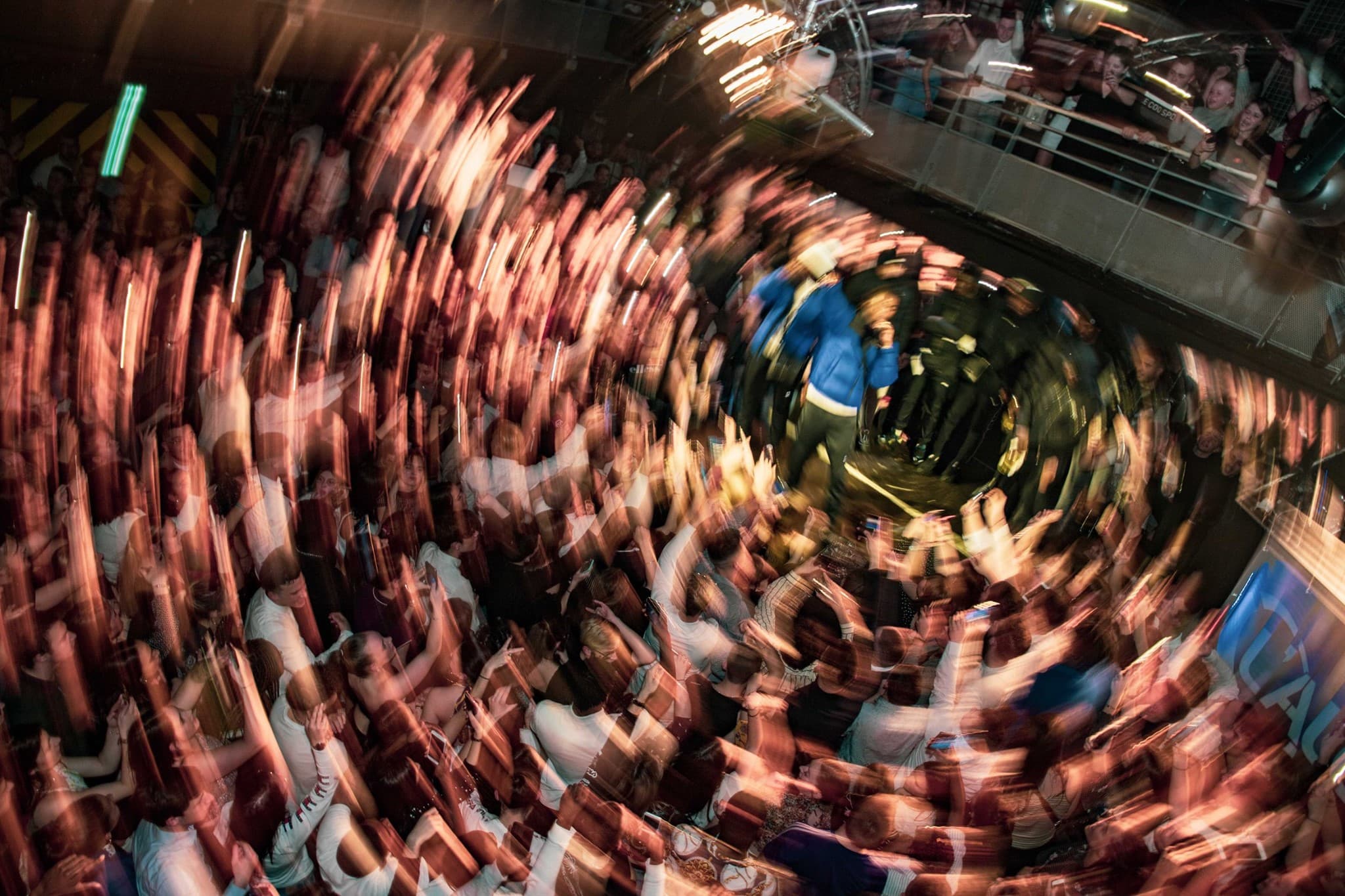 DJ set en lumière violette