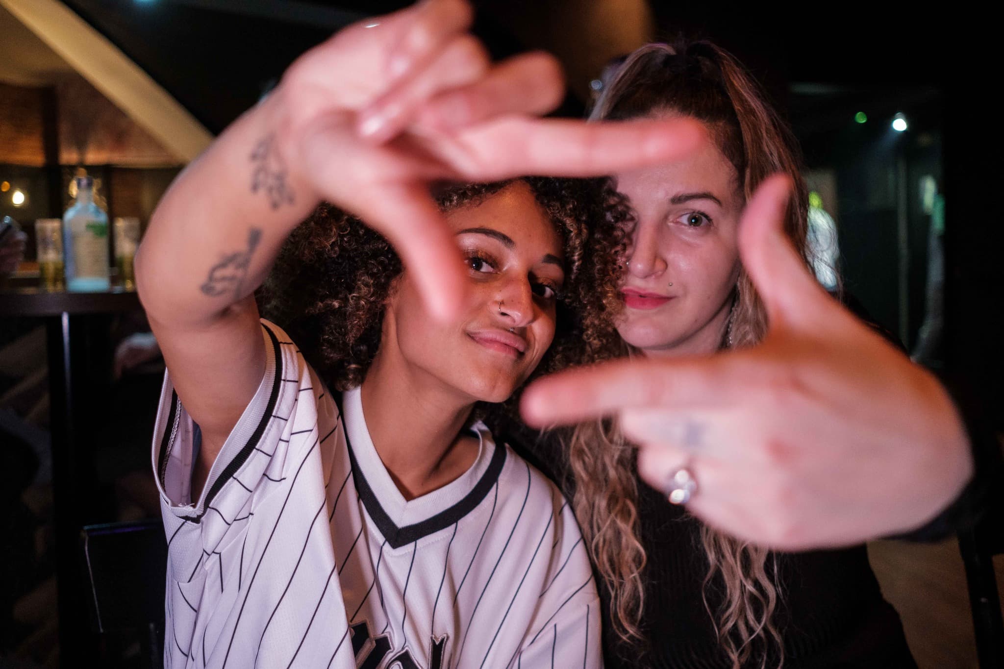 Public en contre-jour néon